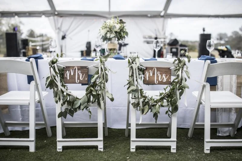 You are currently viewing Drewniane krzesła na weselu – jak sprawić aby wyglądały nietuzinkowo?